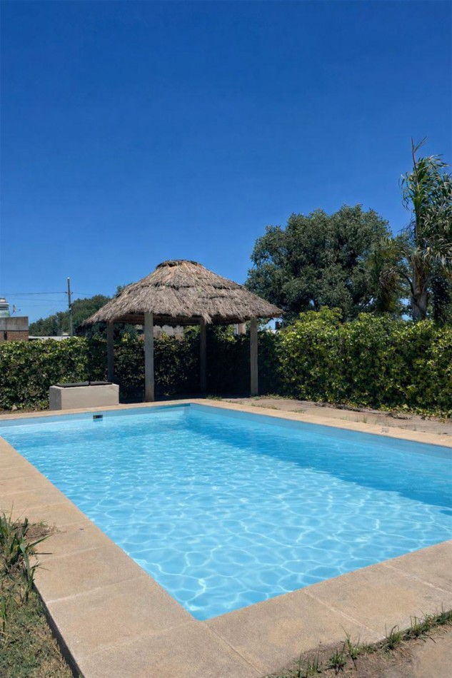 Casa 2 Dormitorios con Pileta en Funes Town