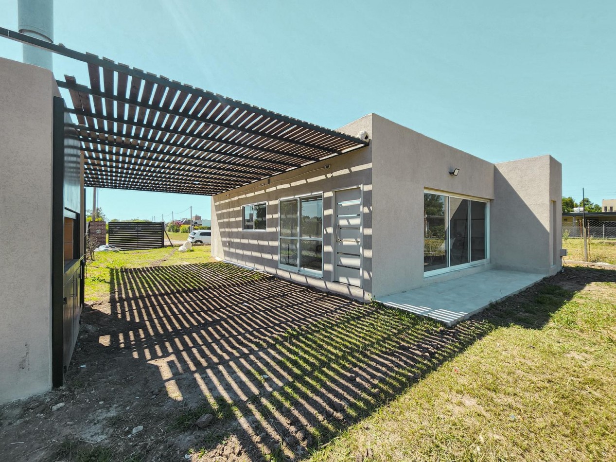 Casa 2 Dormitorios con Pileta en Funes Town