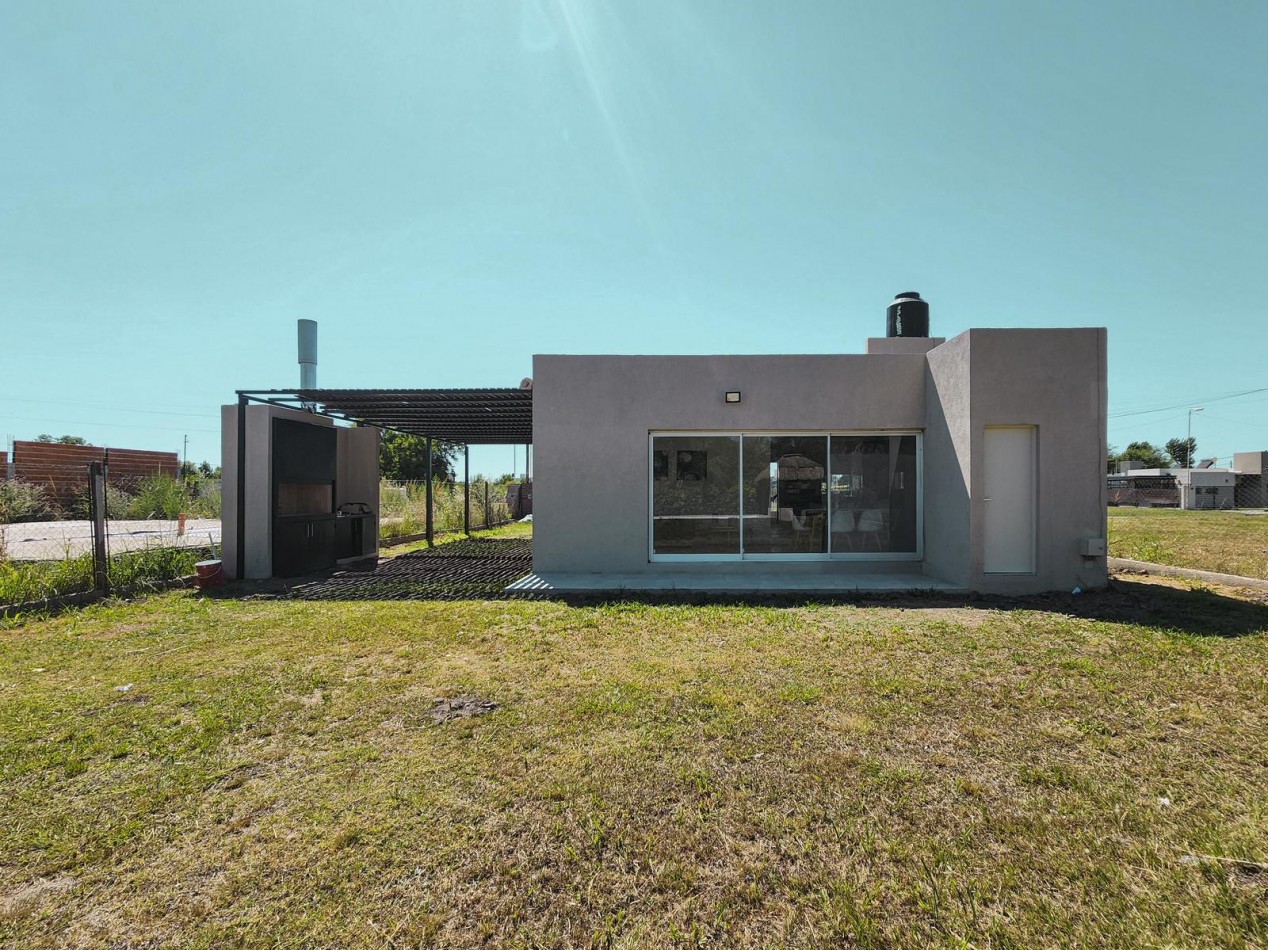 Casa 2 Dormitorios con Pileta en Funes Town