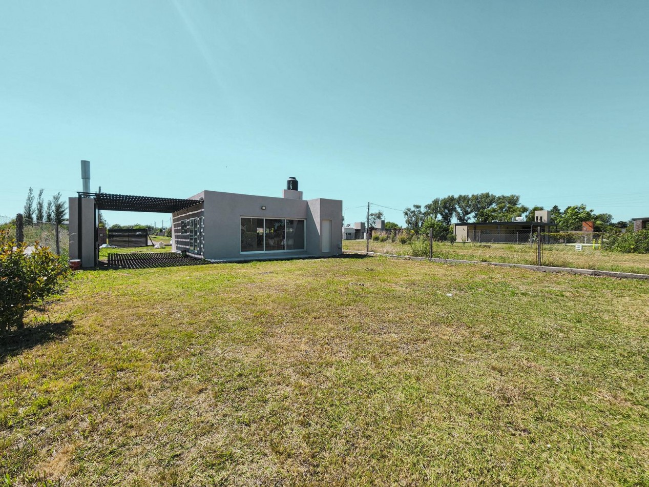 Casa 2 Dormitorios con Pileta en Funes Town