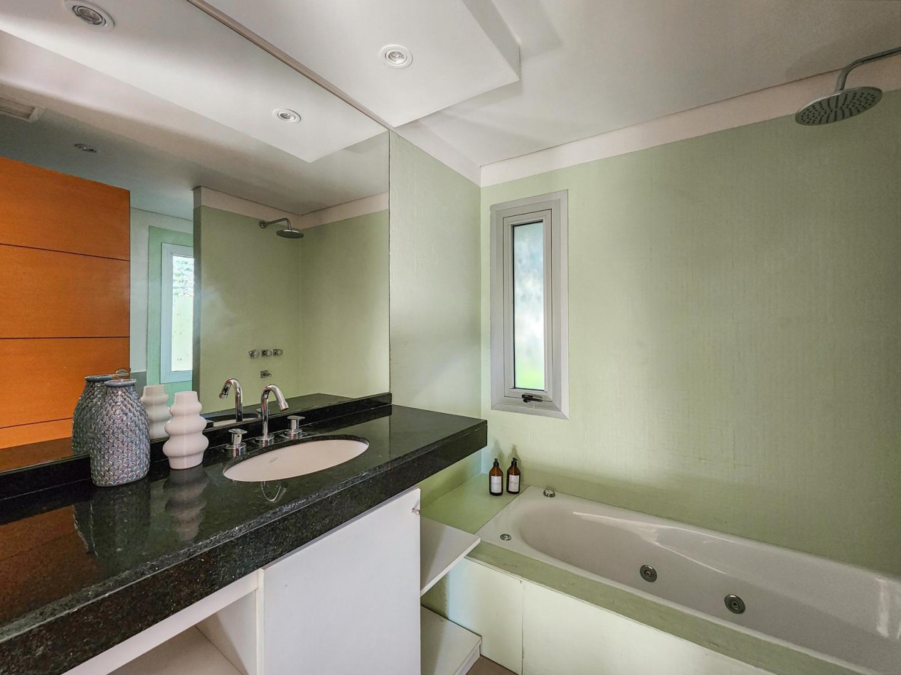 Casa 3 Dormitorios con Pileta Funes Hill Miraflores