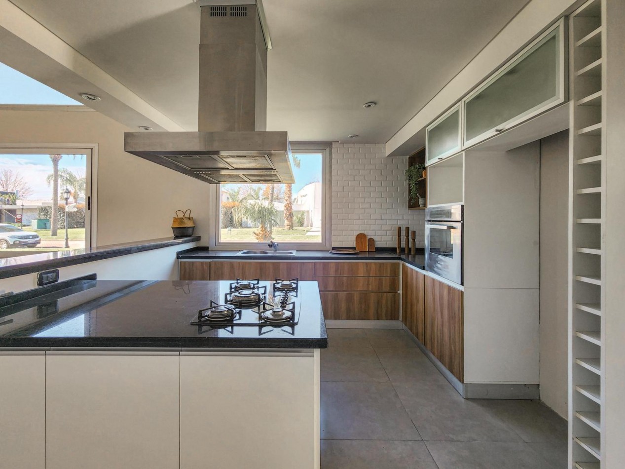 Casa 3 Dormitorios con Pileta Funes Hill Miraflores