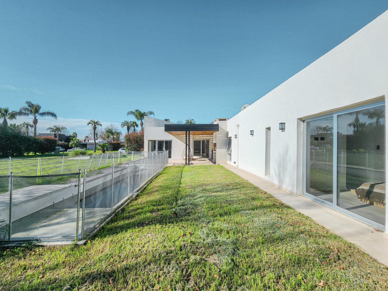 Casa 3 Dormitorios con Pileta Funes Hill Miraflores