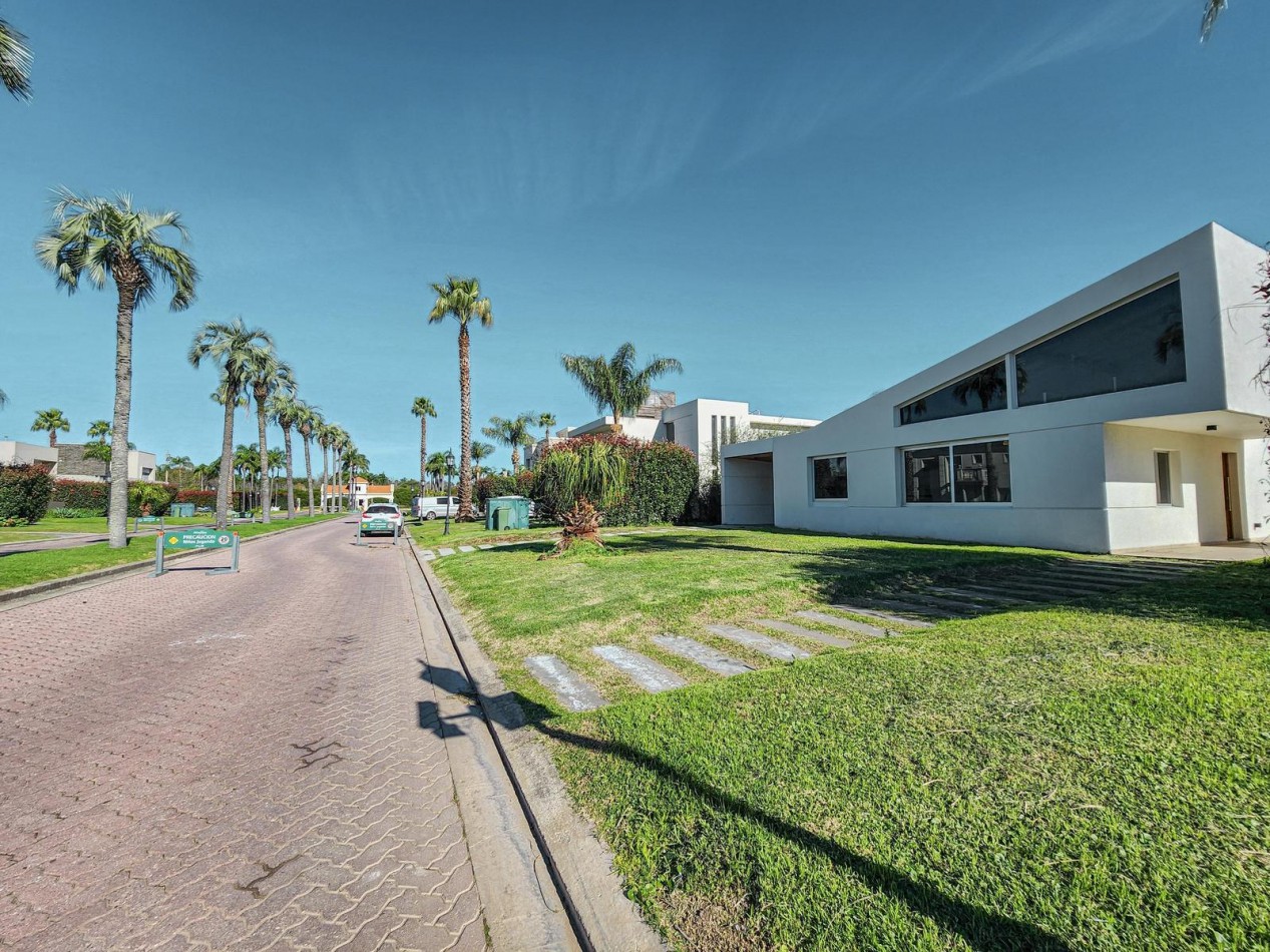 Casa 3 Dormitorios con Pileta Funes Hill Miraflores