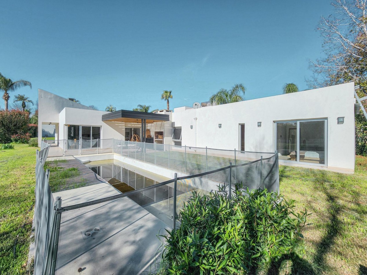 Casa 3 Dormitorios con Pileta Funes Hill Miraflores