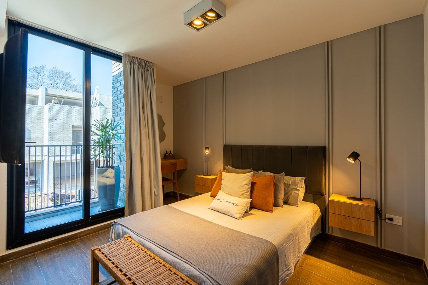 Casa 4 Dormitorios con Cochera y Pileta Fisherton