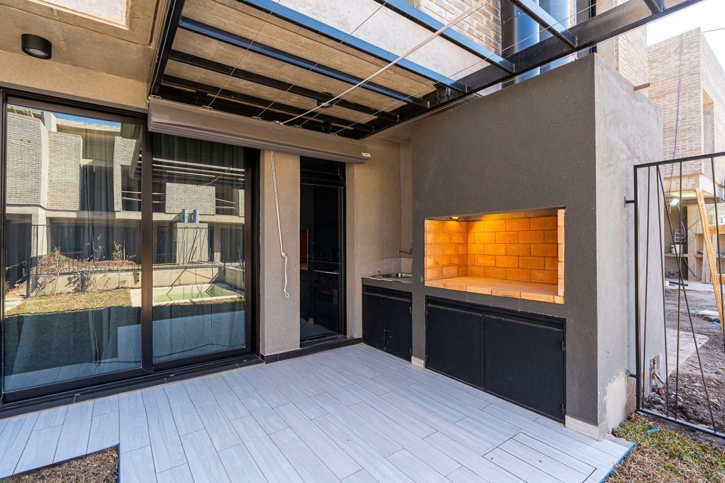 Casa 4 Dormitorios con Cochera y Pileta Fisherton